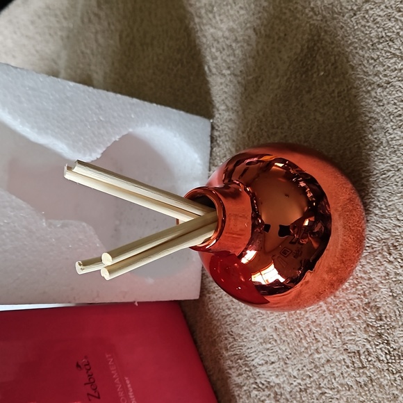 Pink Zebra Holly Red Reed Diffuser - Picture 3 of 3